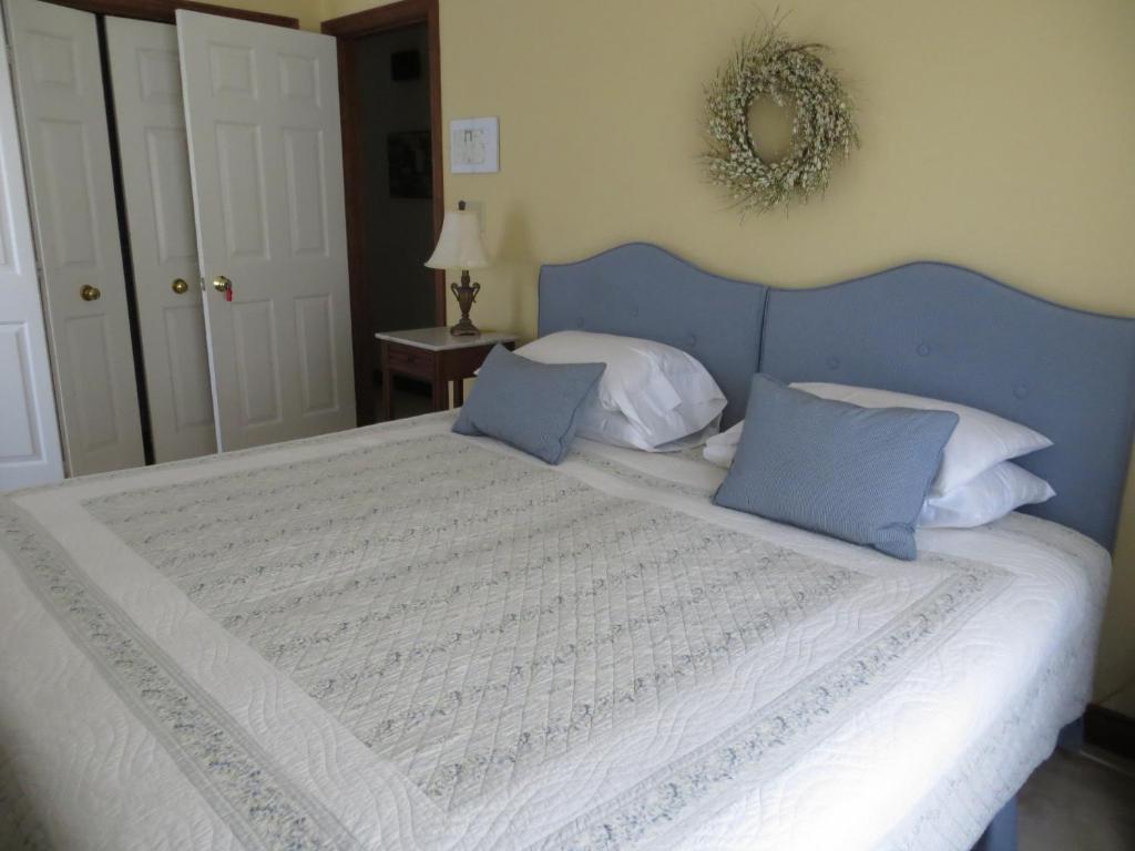 Cedar Gables Bed & Breakfast Niagara-on-the-Lake Room photo