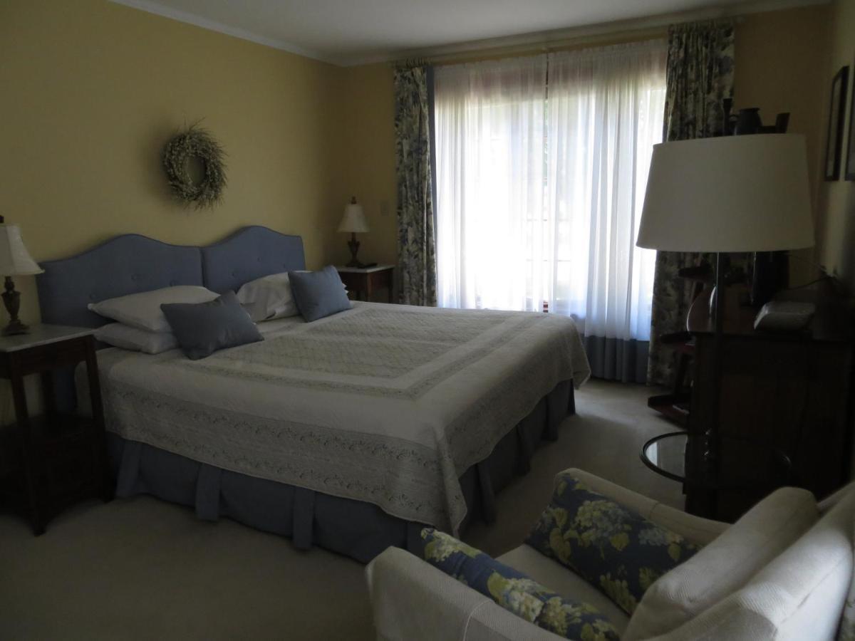 Cedar Gables Bed & Breakfast Niagara-on-the-Lake Room photo